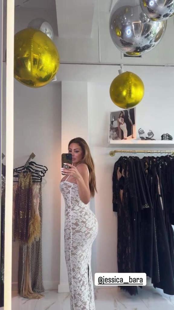 徐娘半老！皮蓬前妻穿吊帶裙自拍，這身材也太炸裂了！