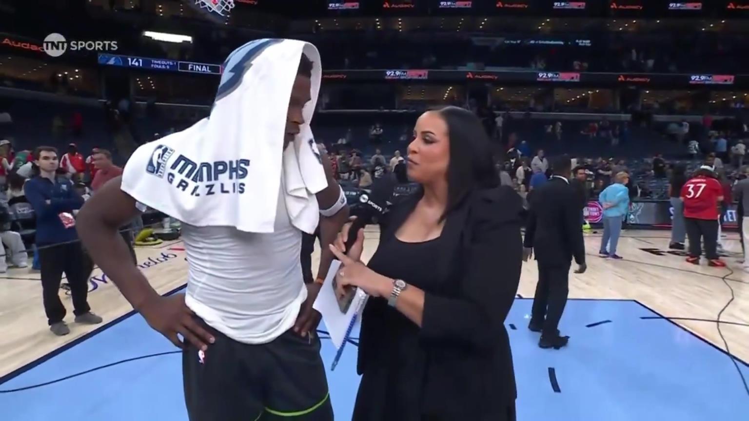 華子賽后接受一位豐滿(mǎn)女記者的采訪(fǎng)！