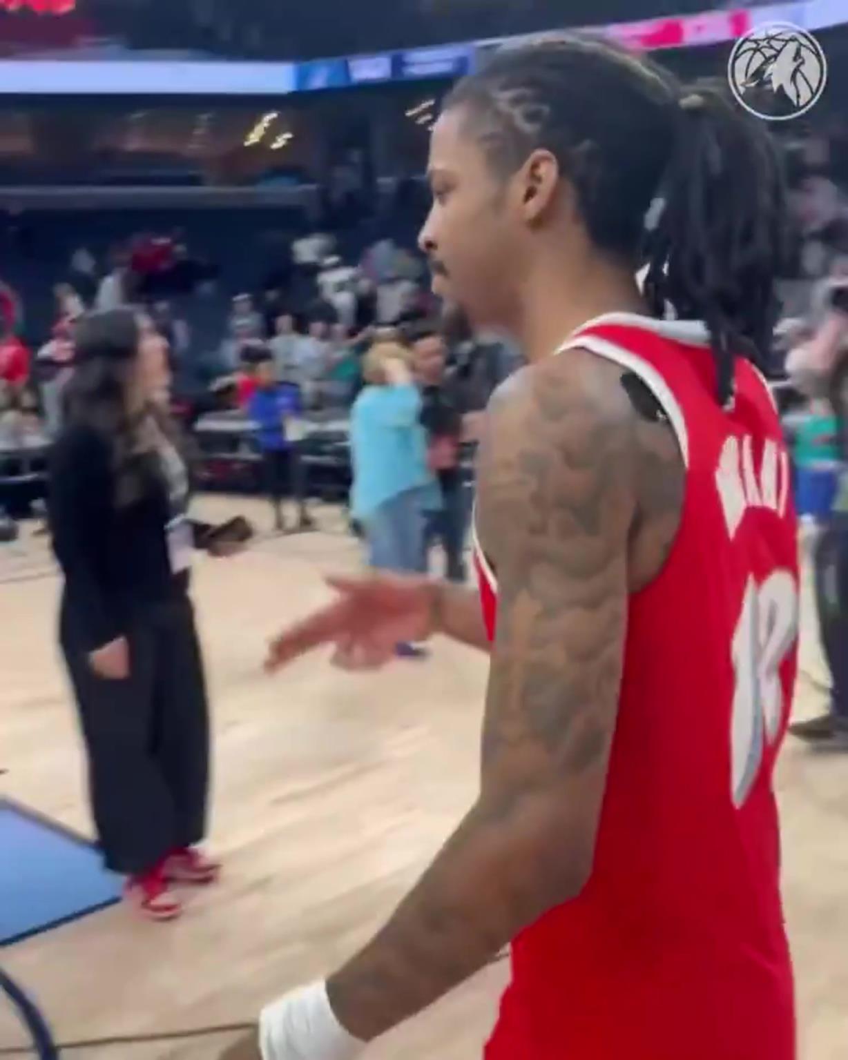 笑死！莫蘭特賽后與華子握手，竟然也是比出“手槍”的手勢(shì)