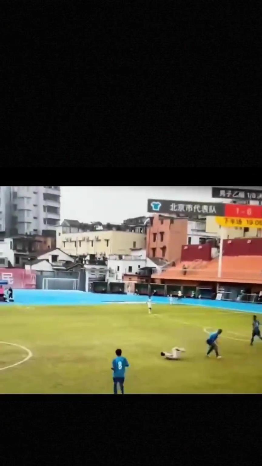 太可怕了！全運(yùn)會(huì)驚現(xiàn)殺人足球，球員將對(duì)手直接踢骨折