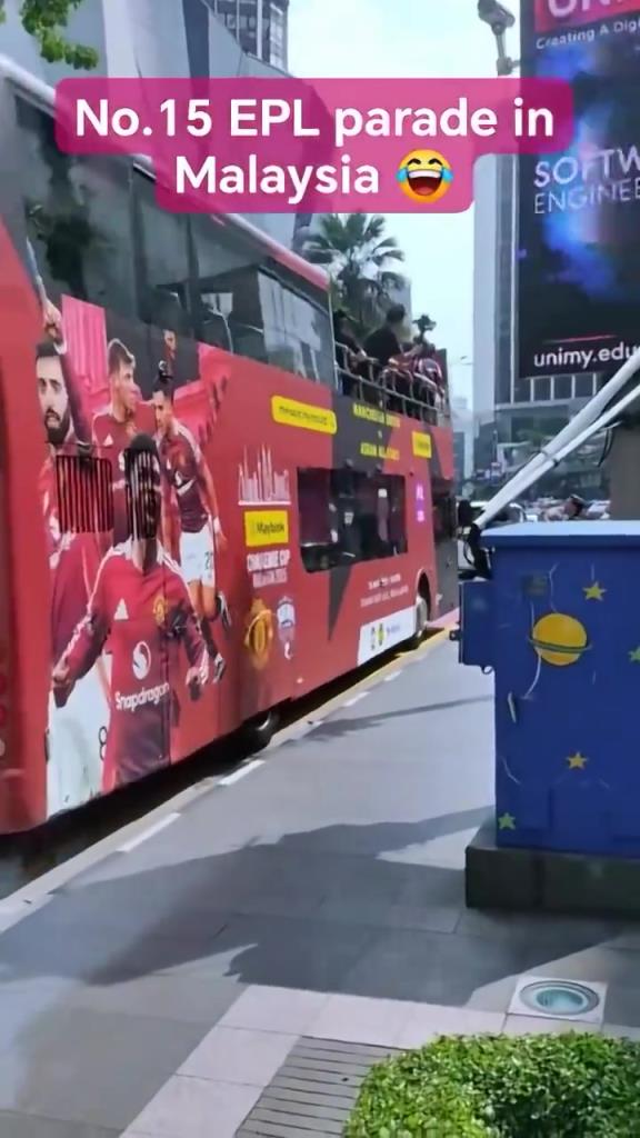 游街示眾？曼聯(lián)在馬來西亞街頭大巴游行，球迷笑噴