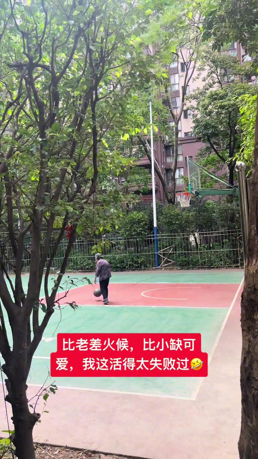 這阿婆單手一投一個準(zhǔn)，姜還是老的辣