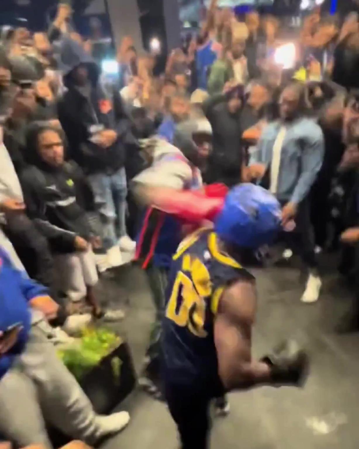 這不比場上好看？尼克斯&步行者球迷賽后直接1v1拳擊