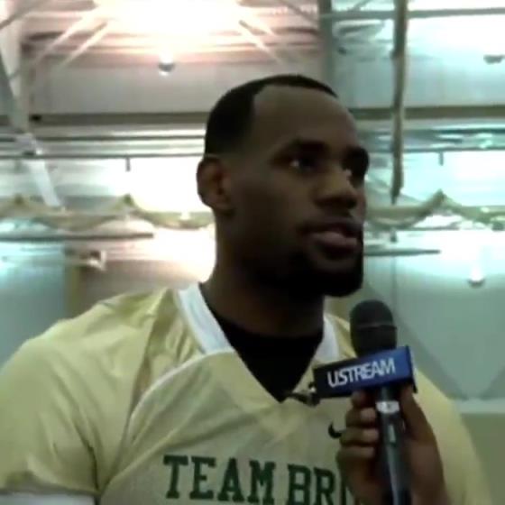 哥兩個還會這個??？11年NBA停擺期間老詹和阿杜組隊玩橄欖球