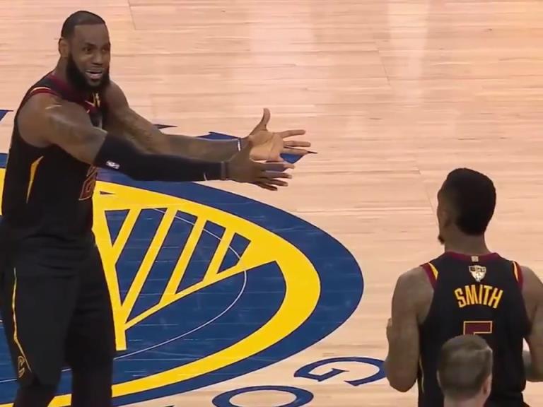 名場面！JR搶下關(guān)鍵籃板沒看表，老詹質(zhì)問JR為何傳球