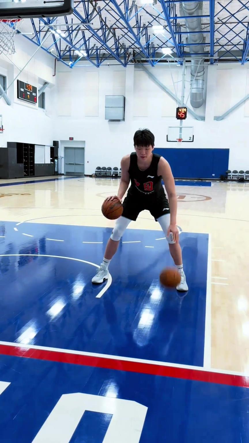 楊瀚森今日份訓練！這個左右手運球協(xié)調(diào)性真不錯