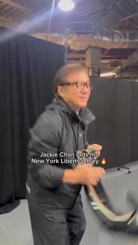 肌肉記憶！成龍這幾下空氣運球像是進了家具城