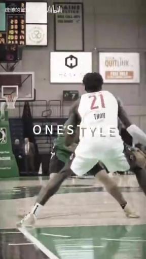 正統(tǒng)美式后衛(wèi)！JD戴維森炒菜后低手合球，對抗上籃打進！