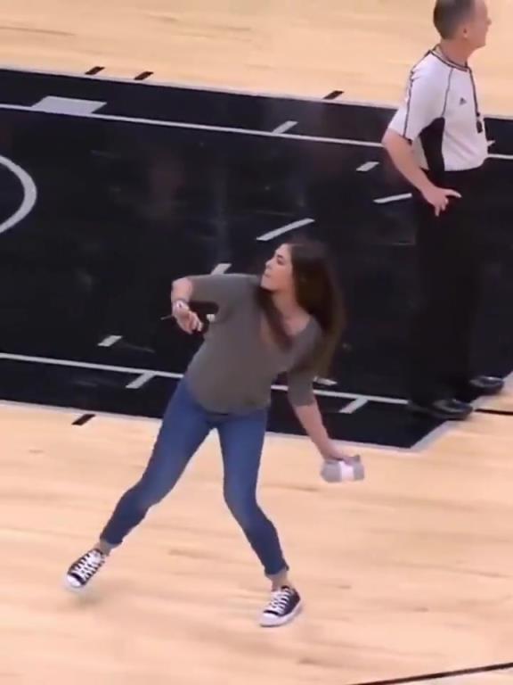 不愧是美國(guó)女籃主力，普拉姆的力量太嚇人了