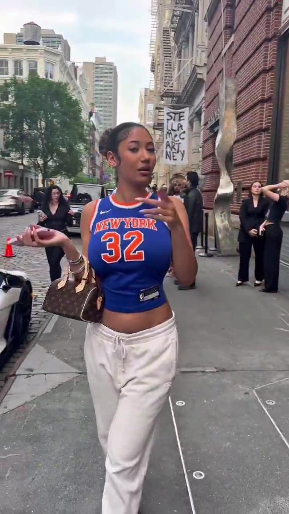 哇塞！一豐滿尼克斯女球迷身穿唐斯球衣，真是太吸引眼球了